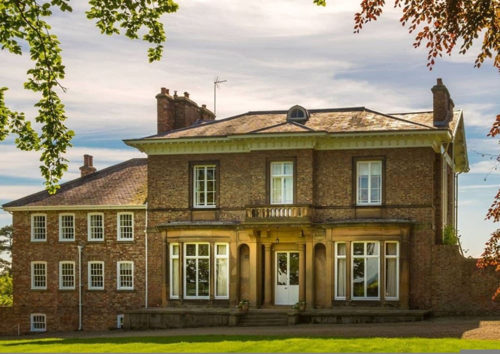 Stunning Hall Cottage Near York and Leeds