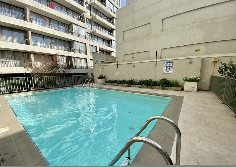 Urban Yard Bus Terminal Home Office Pool Wifi