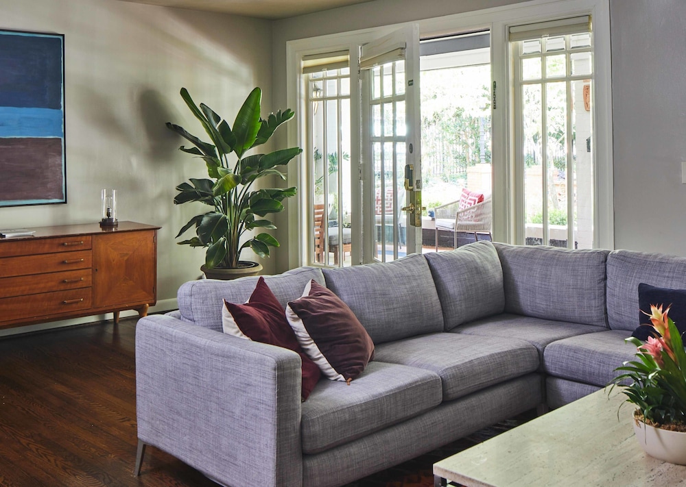 Apt2 Edenbrae - Walkable Southern Gothic Mansion