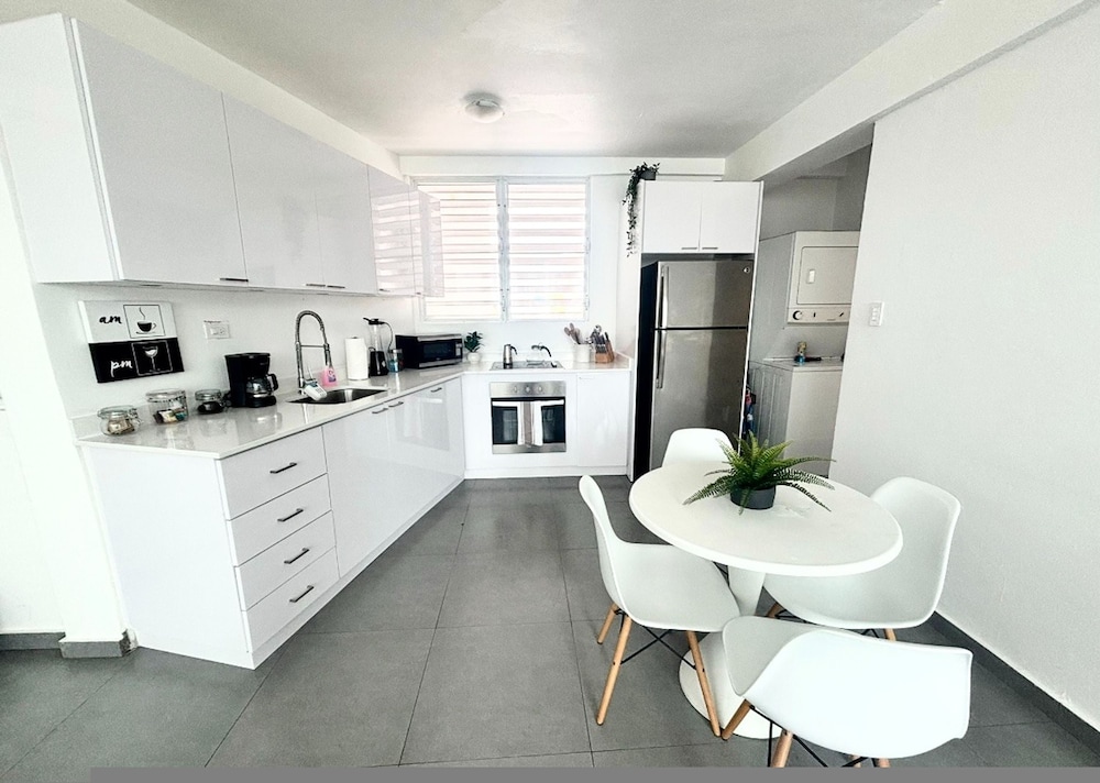 Centrally Located Sunny Apartment Walk to Beaches