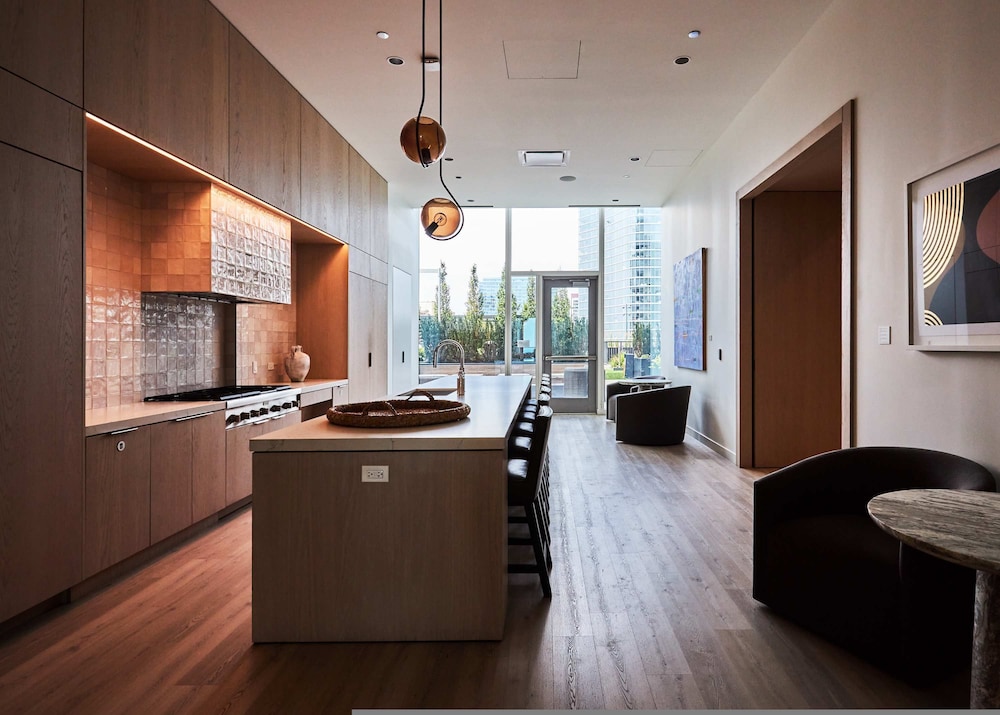 Top-tier Stay 49th Fl Lakefront City Views