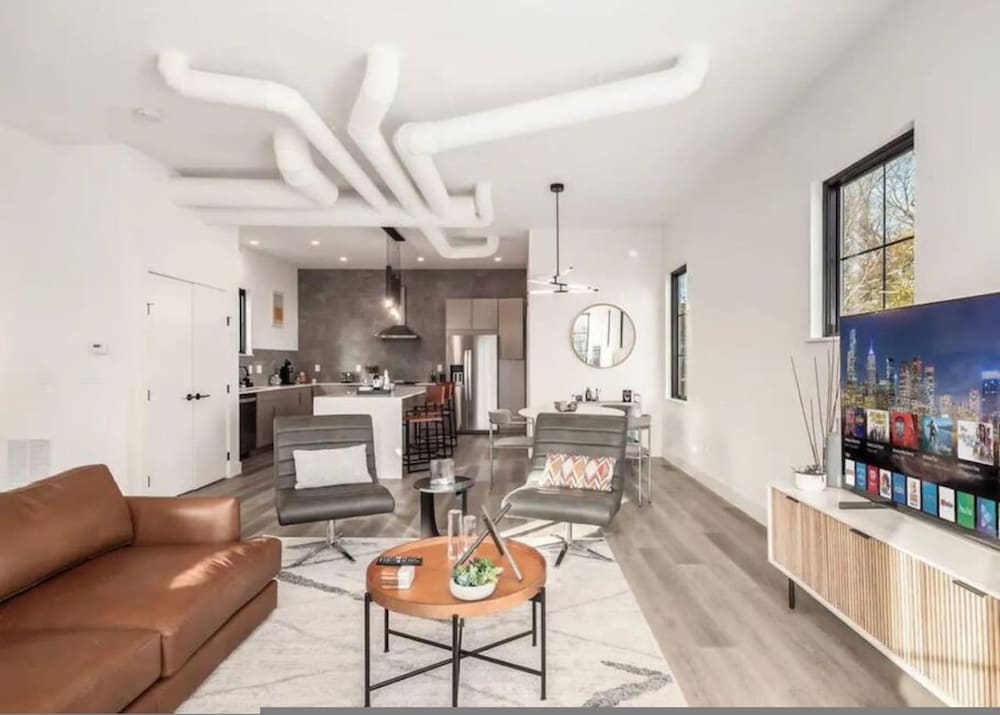 Work Of Art -3 Bedroom Elegant Townhome-columbus