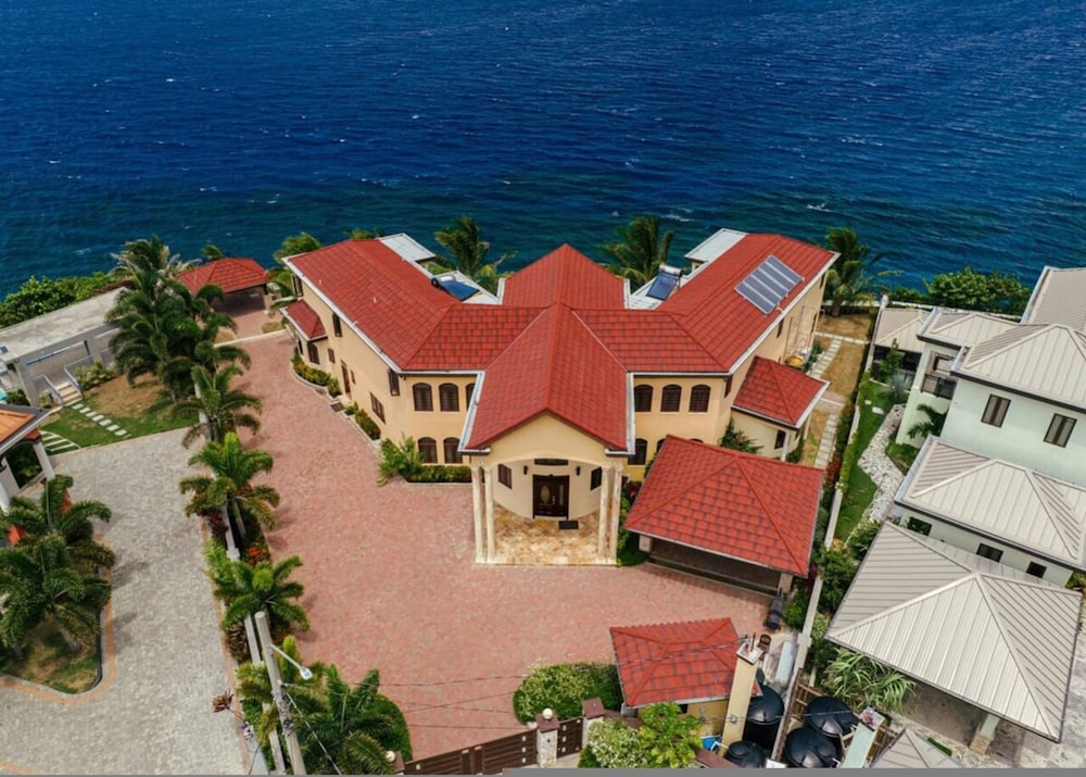 Luxury Oceanfront Villa in Tower Isle