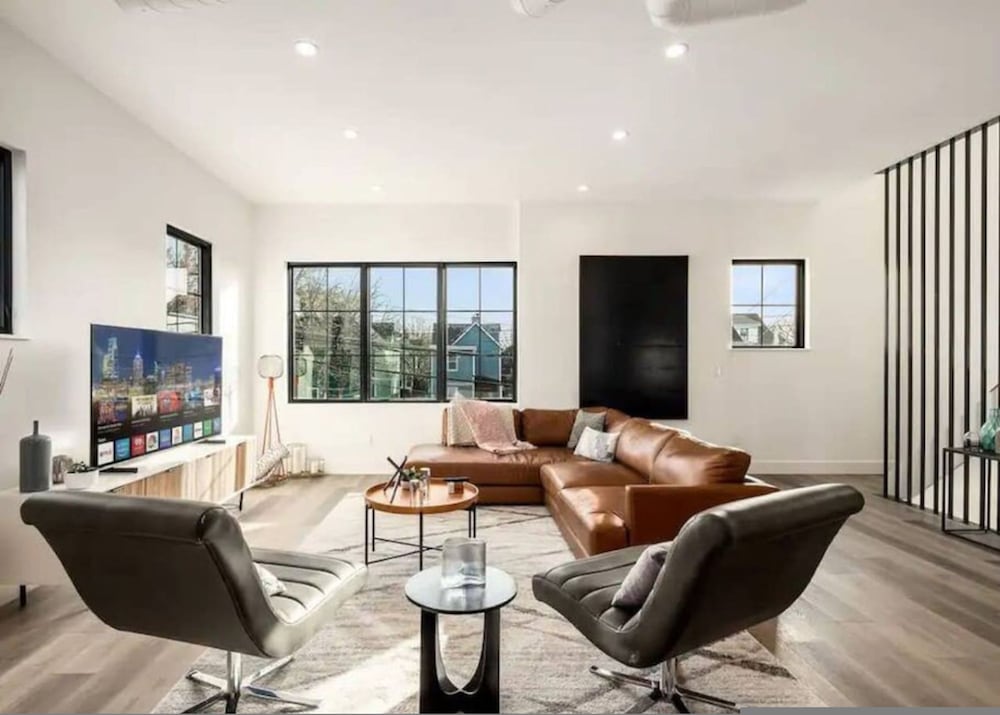 Work Of Art -3 Bedroom Elegant Townhome-columbus