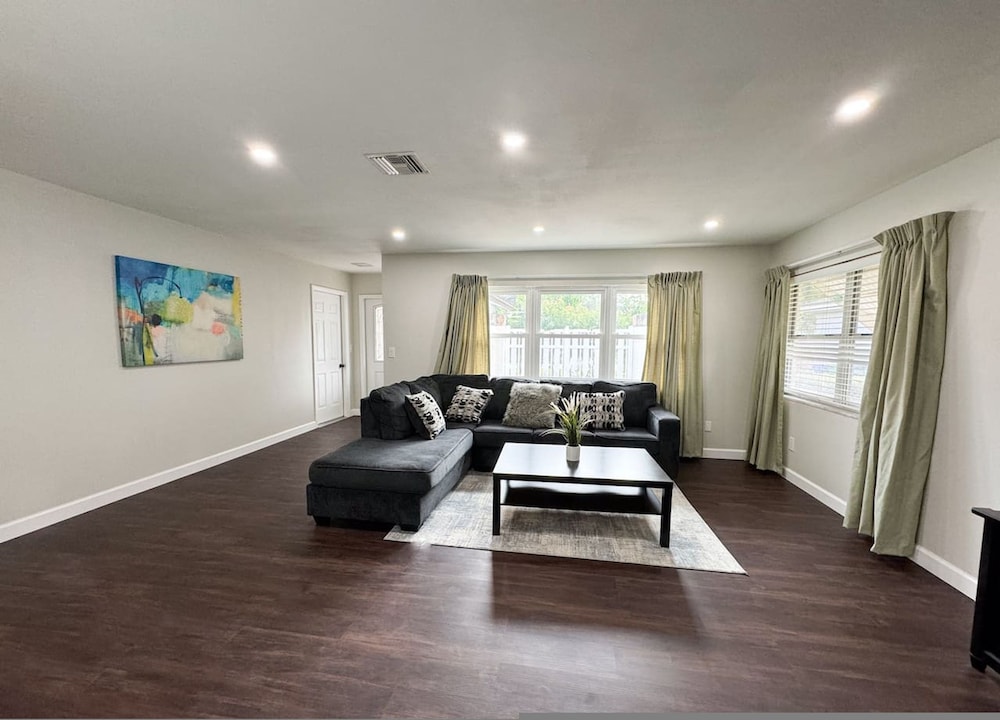 Home Close to Saint Pete Pier new Spacious