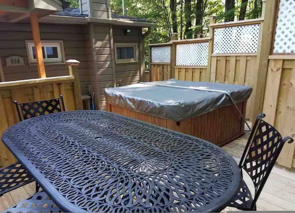 Back House Twin Cabin Ii-hot Tub Fireplace Hiking Retreat