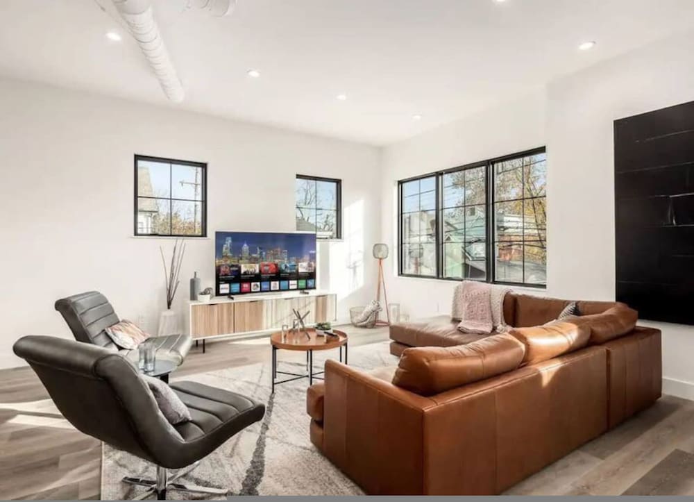 Work Of Art -3 Bedroom Elegant Townhome-columbus
