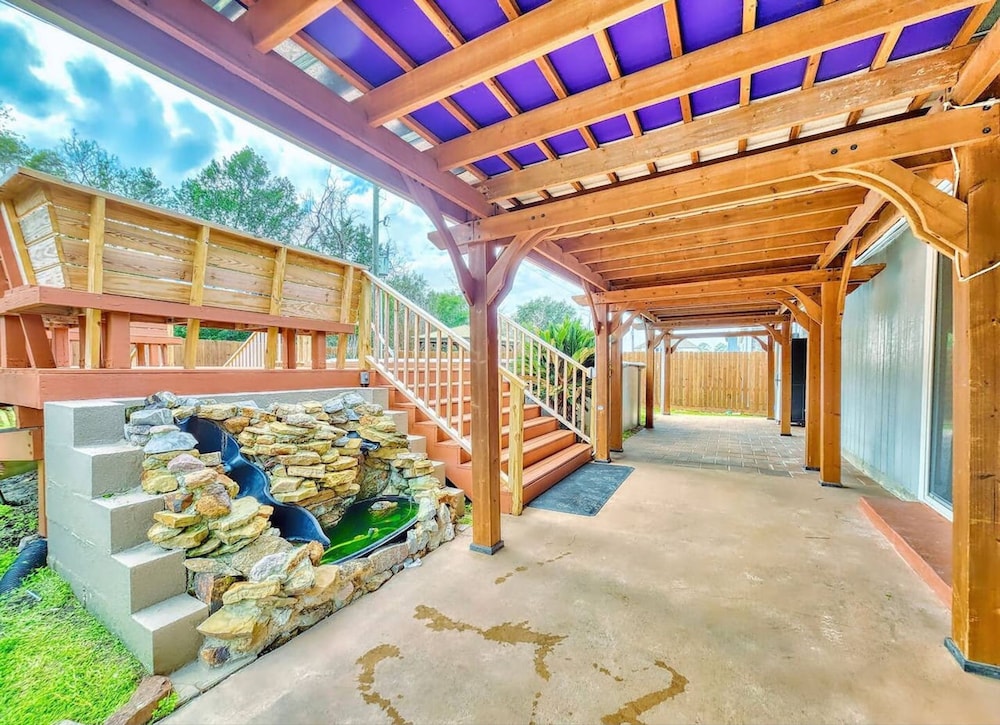Katy Oasis w Game Room