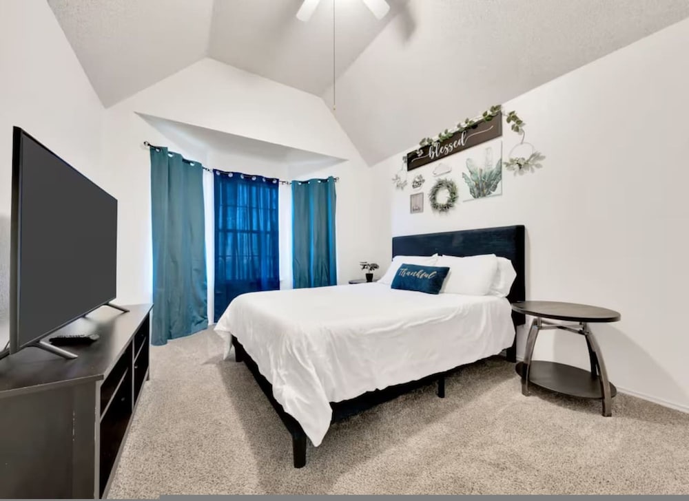 Frisco Castle 3BR Garage Parking Gated Backyard