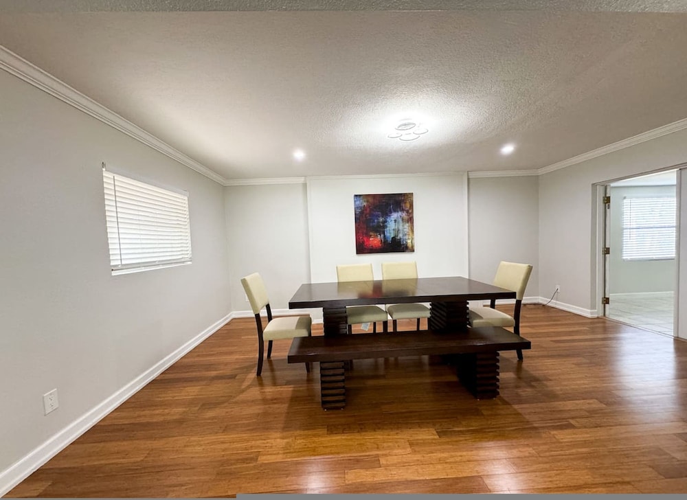 Home Close to Saint Pete Pier new Spacious