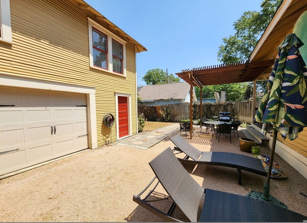 Cute Quiet Garage Apt Home