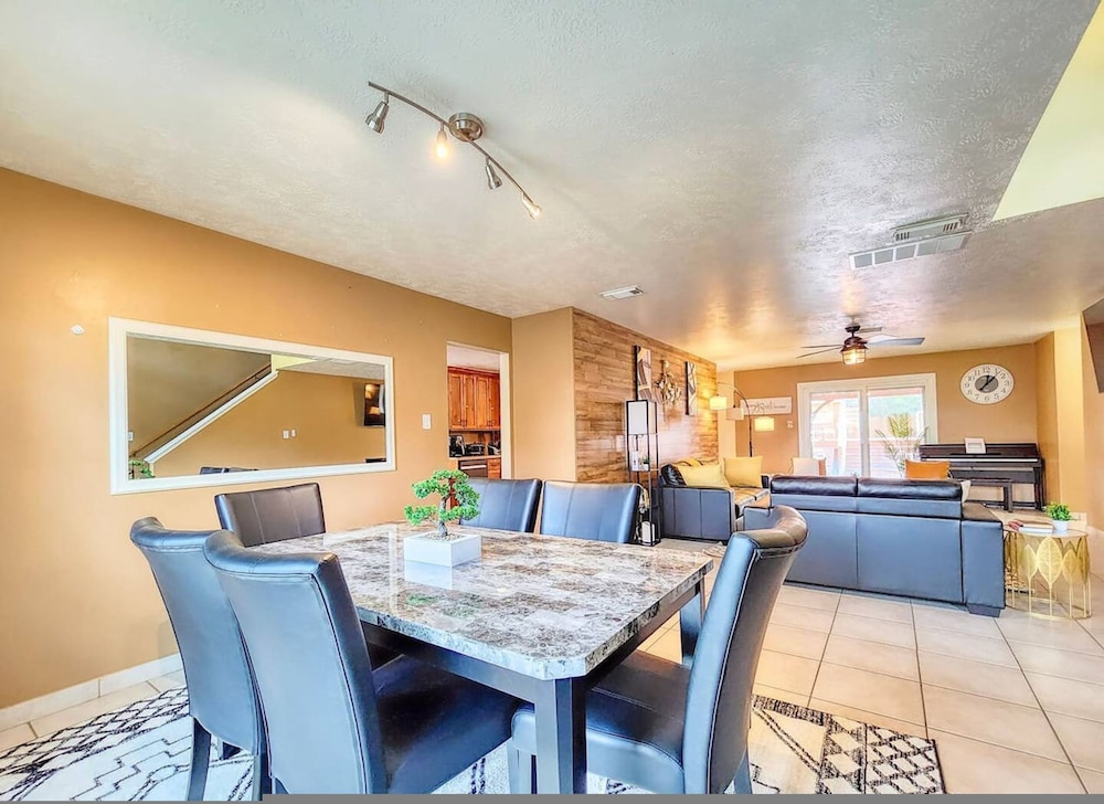 Katy Oasis w Game Room
