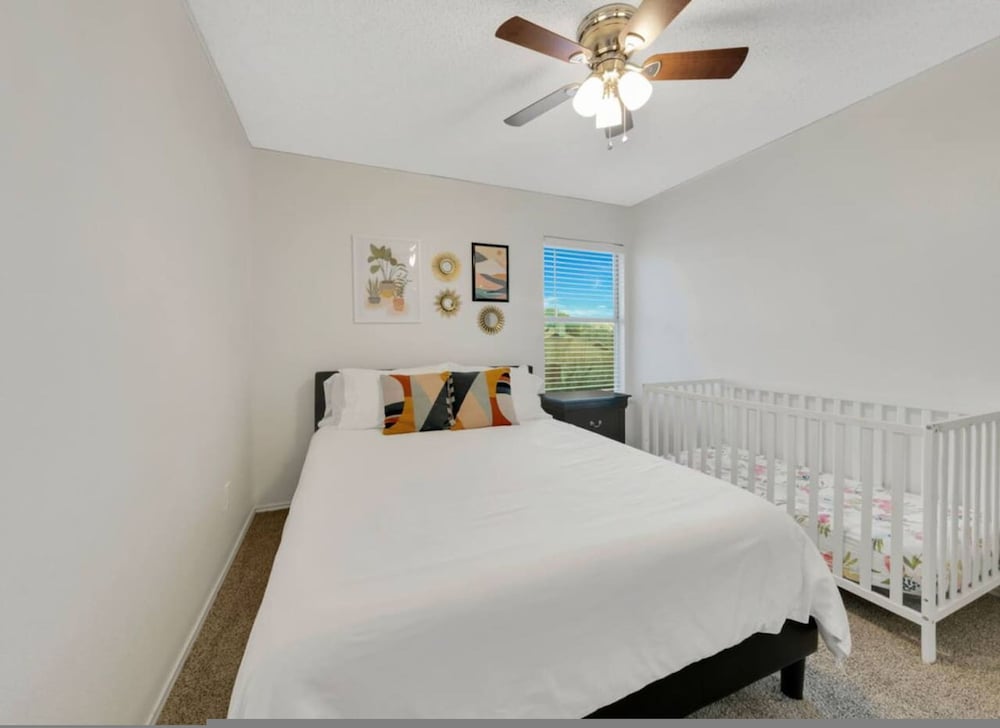 Frisco Castle 3BR Garage Parking Gated Backyard