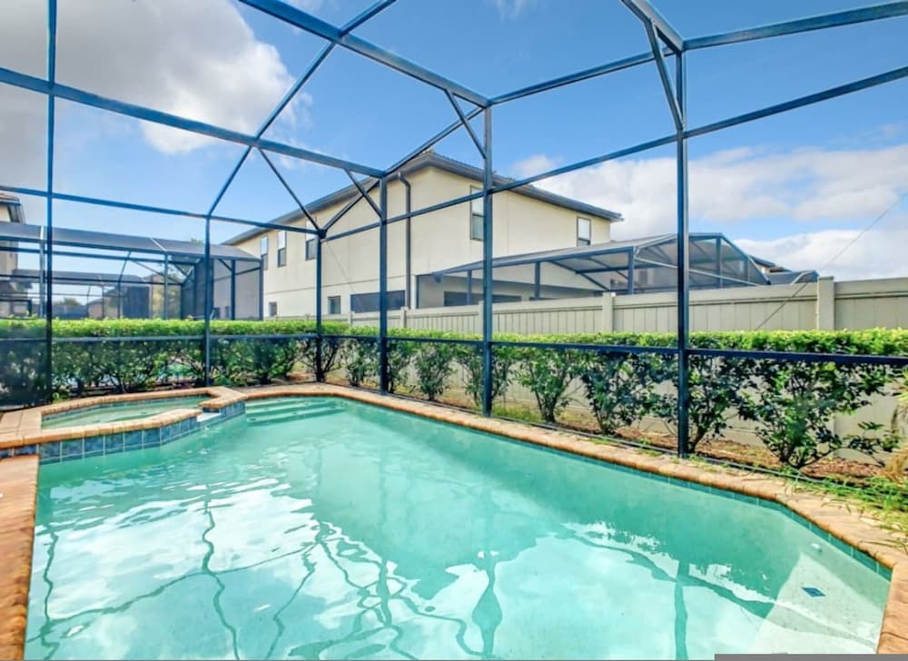 Windsor Westside Paradise Pool