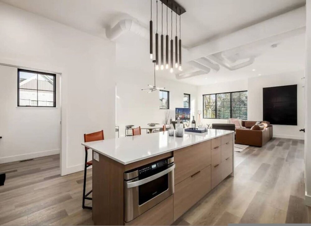 Work Of Art -3 Bedroom Elegant Townhome-columbus
