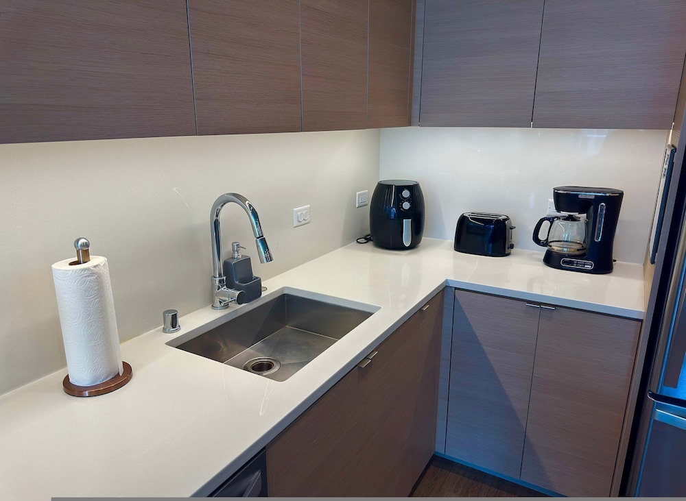 NEW Upscale Downtown San Diego Stay Queen Bed Pool Sauna