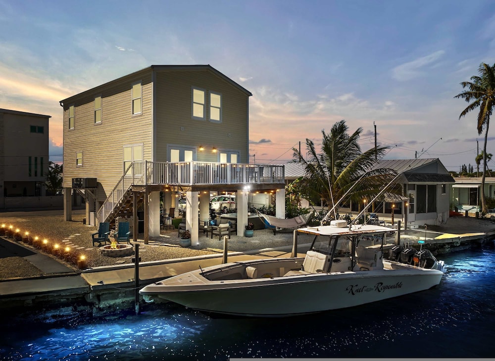 Mermaid Manor Waterfront Haven w Hot Tub Dock
