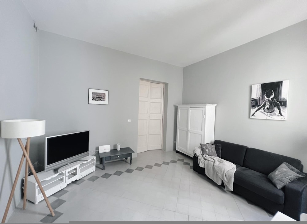 Spacious 1BR Apartment on Charming Street