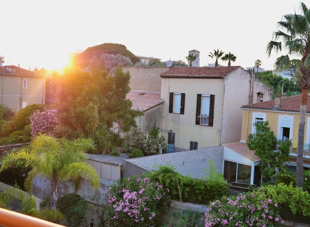 3 Bed Penthouse With Terrace Close to Beach- 2200