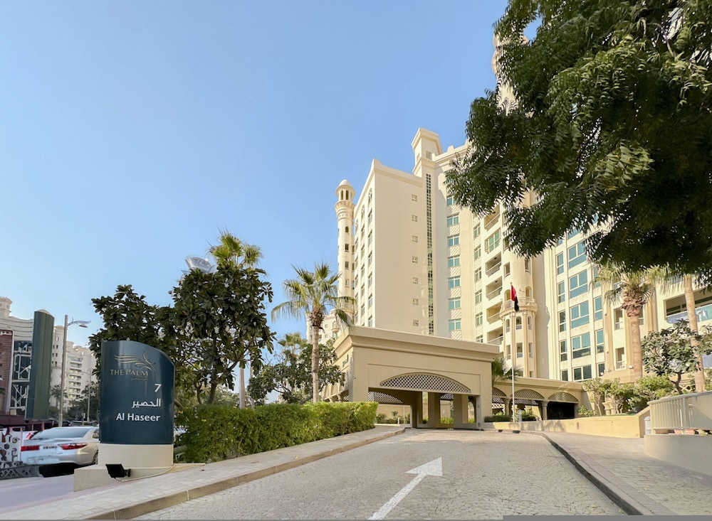 Short-stay at Al Haseer - 4 Beds Palm Holiday Apt