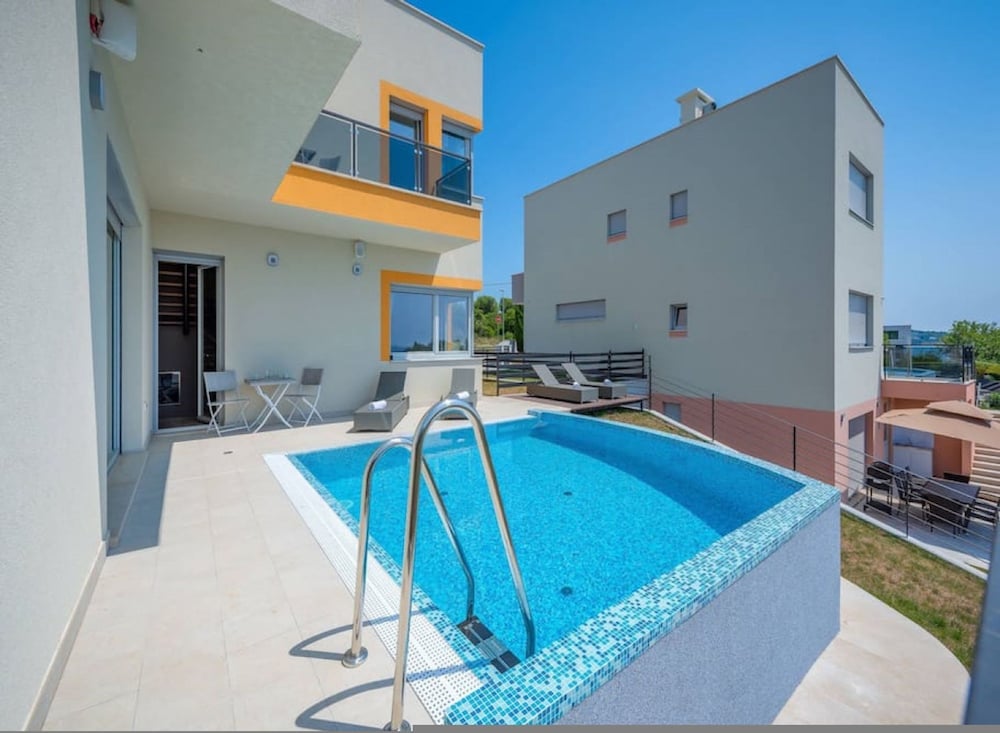 Villa Cedar - Fully Equipped Villa With 4 big Rooms for 8 Guests and a Seaview
