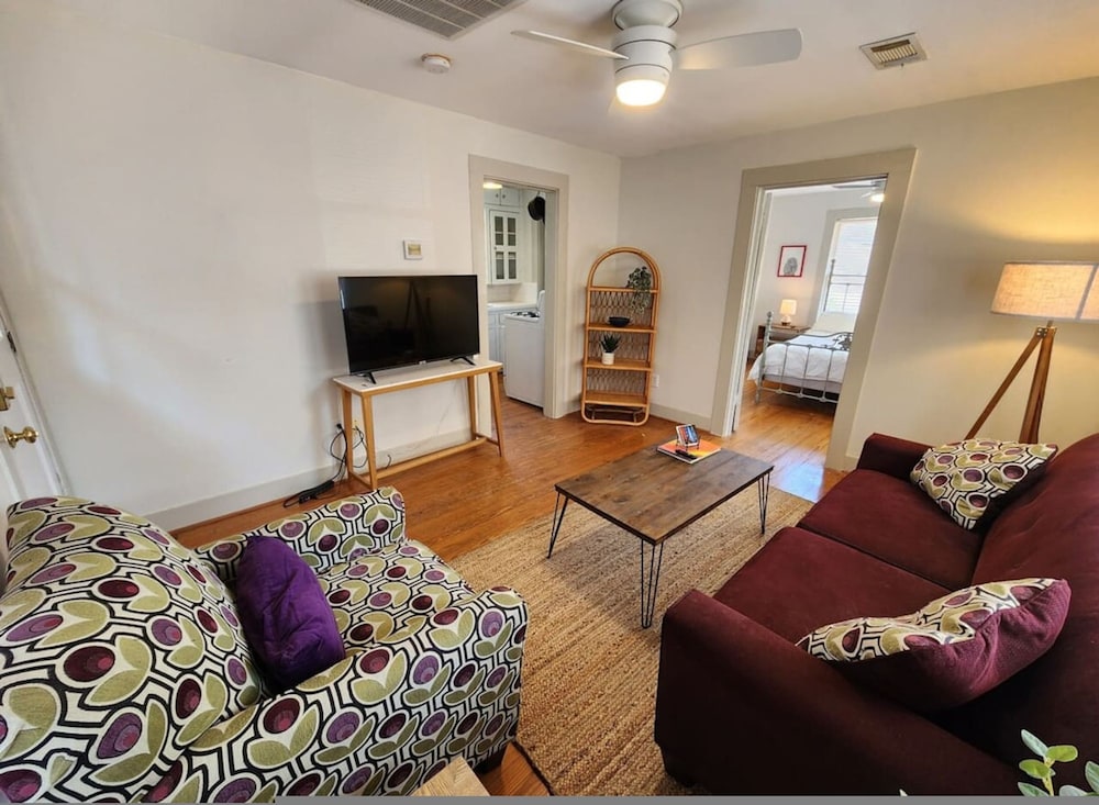 Cute Quiet Garage Apt Home