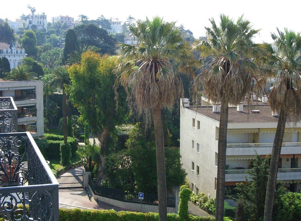 Charming 2 Bedroom apt in Central Cannes Walking Distance to Beaches Croisette and the Palais - 678