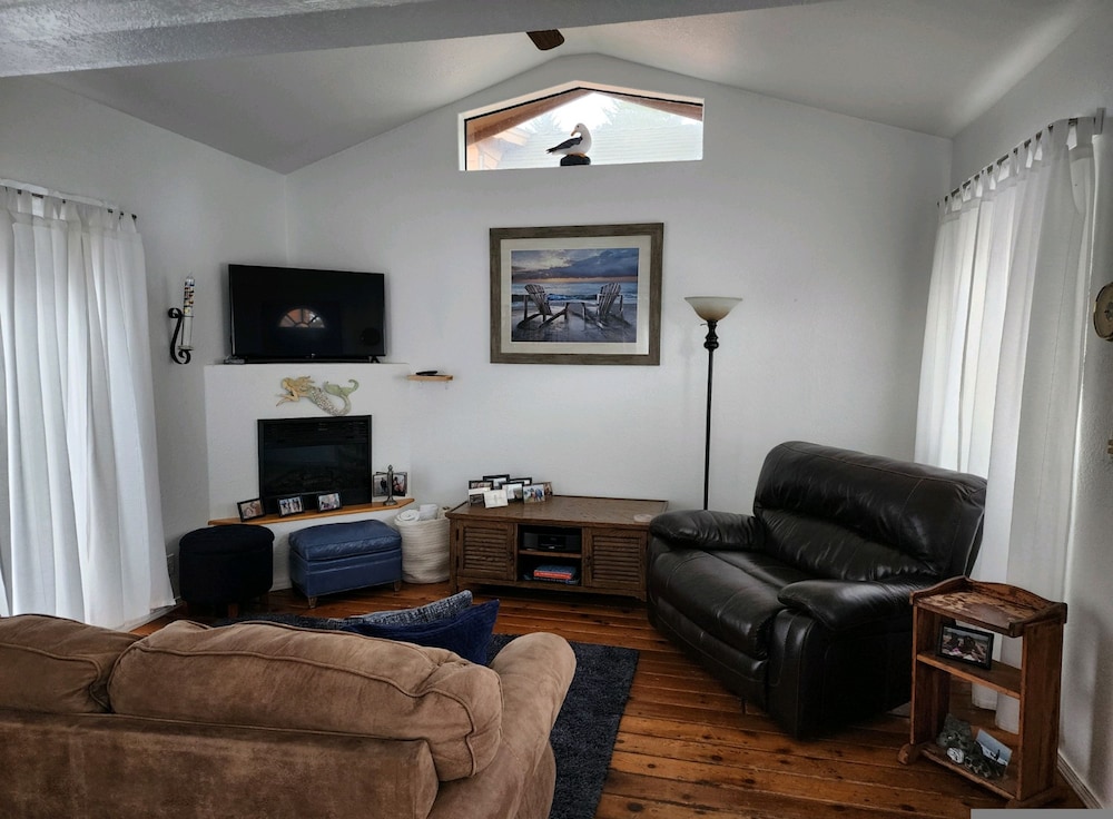 Oceanview Cabin 27 w Jacuzzi Enjoyable Views