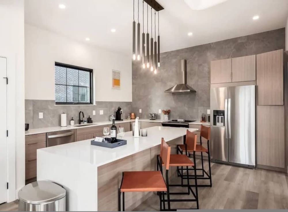 Work Of Art -3 Bedroom Elegant Townhome-columbus