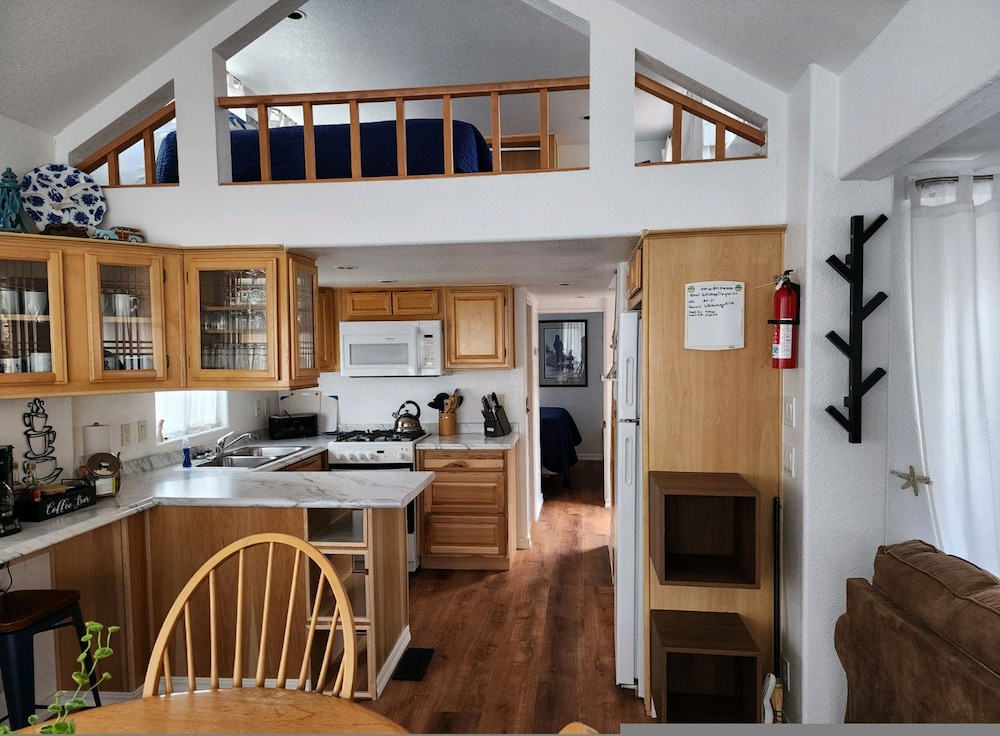 Oceanview Cabin 27 w Jacuzzi Enjoyable Views