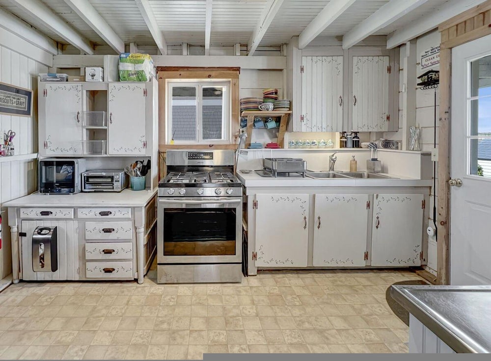 Sea Esta in Wells With 4 Bedrooms and 1 Bathrooms