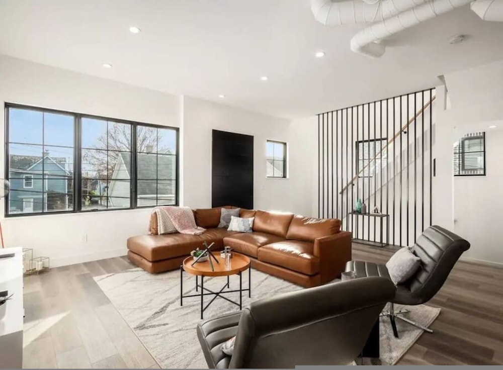 Work Of Art -3 Bedroom Elegant Townhome-columbus