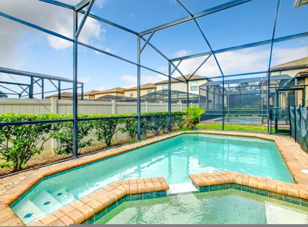 Windsor Westside Paradise Pool