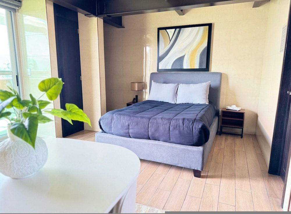 Beautiful and Comfortable Rooftop Suite photo 4