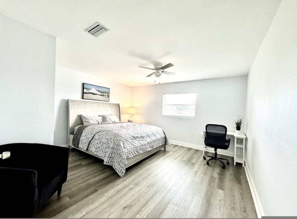 Quiet Spacious Home Close to Clearwater Beaches