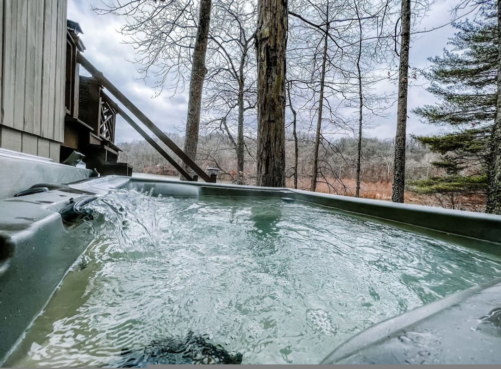 Lakefront Hot tub Amazing Views 35 min to Indy