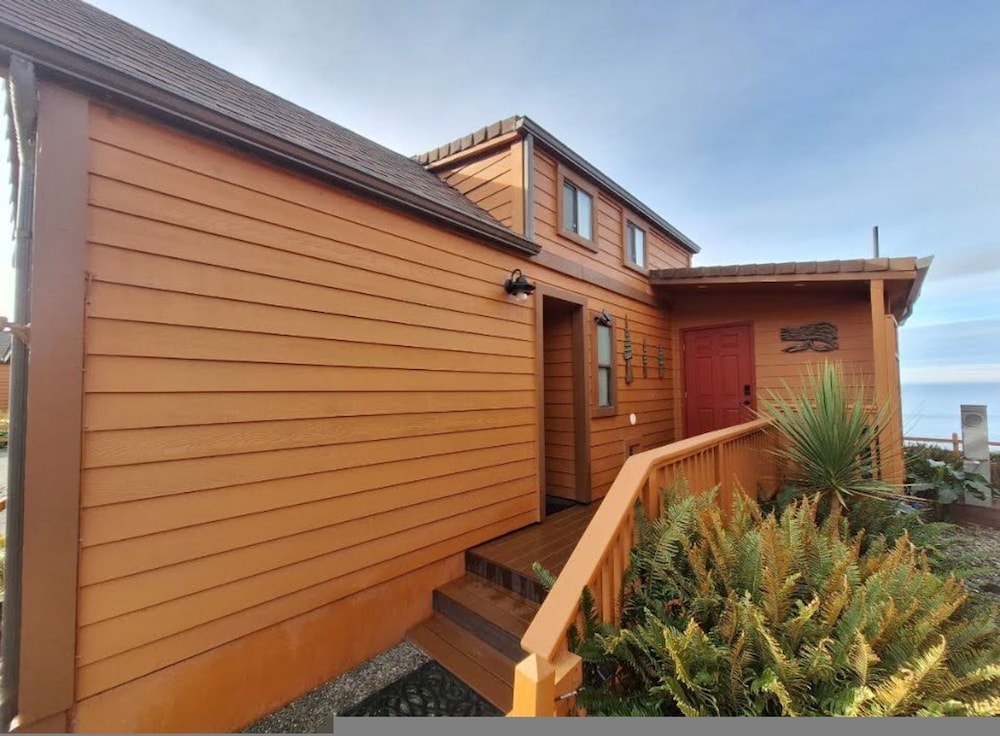 Oceanfront Cabin 10 Jacuzzi Breathtaking Views
