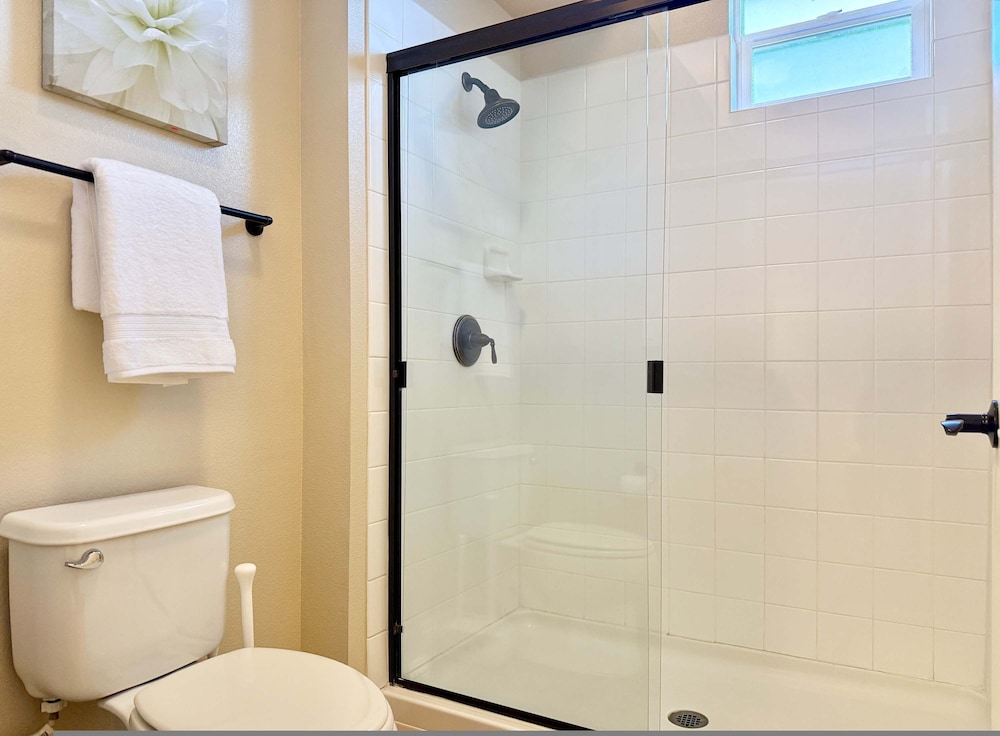 New Luxurious 1BR Apartment Heated Pool Spa Sauna