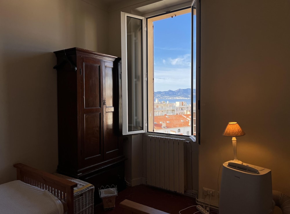 Charming 2 Bed Apartment With Balcony Located in Cannes Old Town Easy Walk to the Palais and Beaches - 120
