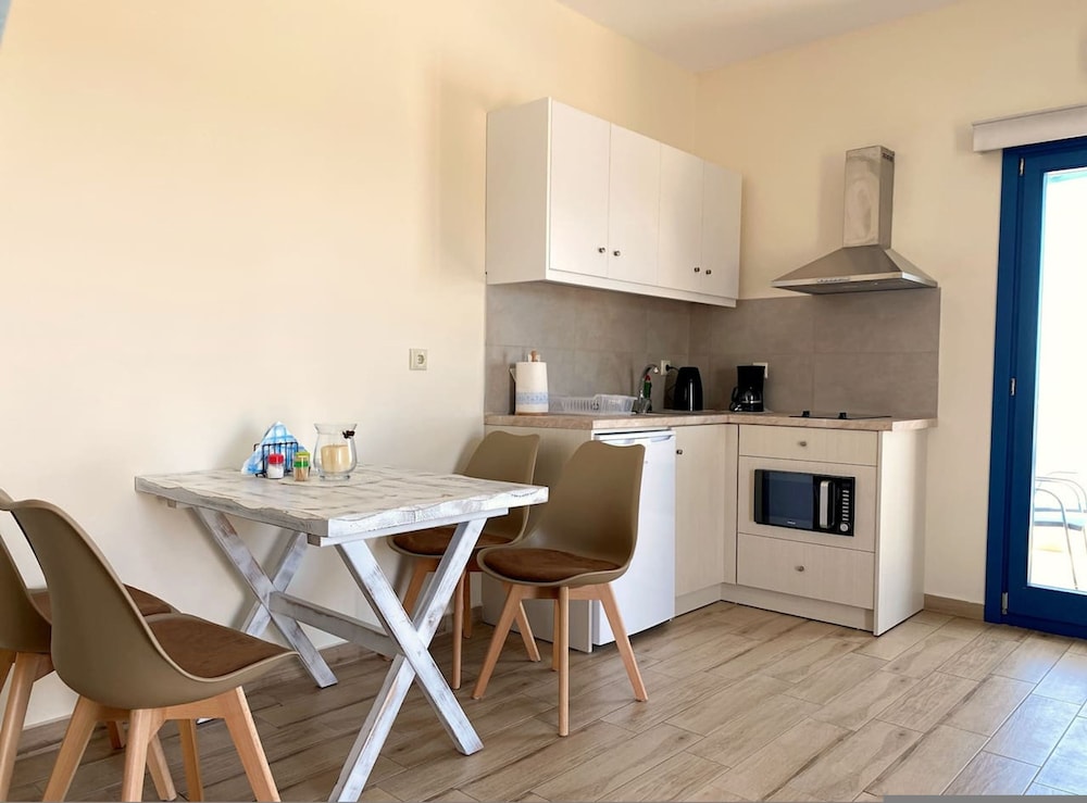 Michail Suites Afiartis Araki