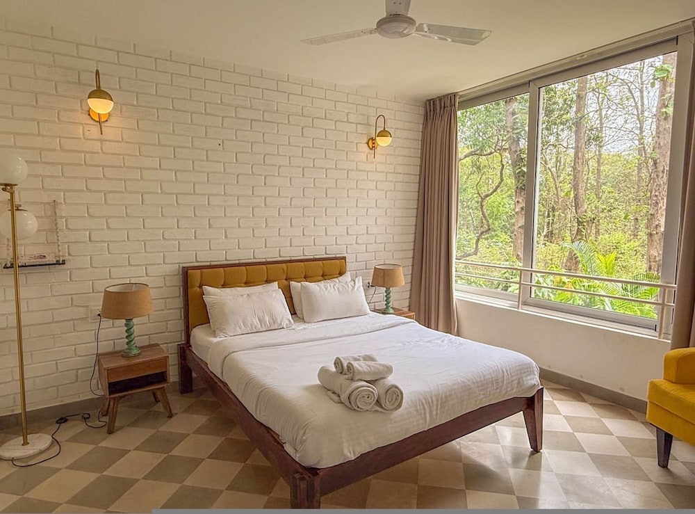 Modern 2BR w Pool Near Candolim and Coco Beach