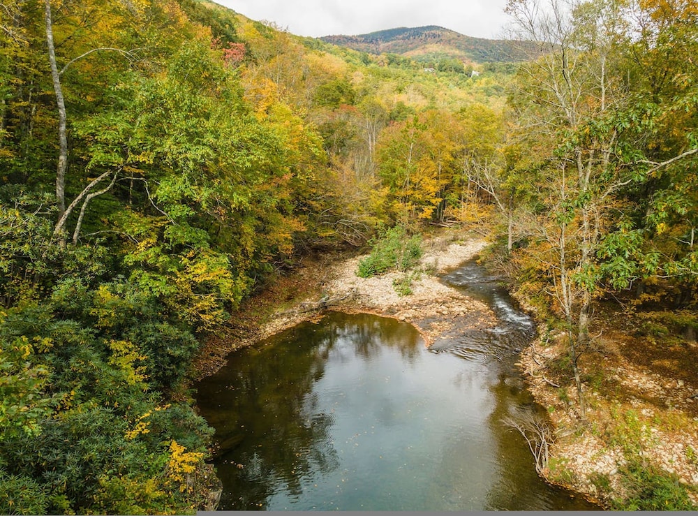 Riverfront Sanctuary Your Mountain Getaway