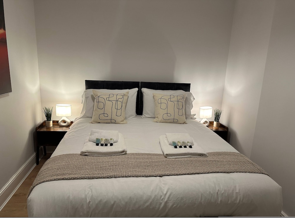3 bed Chill Glouc With 3 Bedrooms and 1 Bathrooms