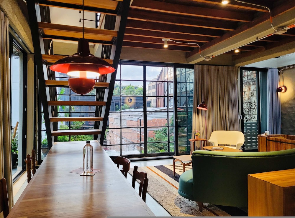 6BR Designer Retreat With Jacuzzi Near Provenza