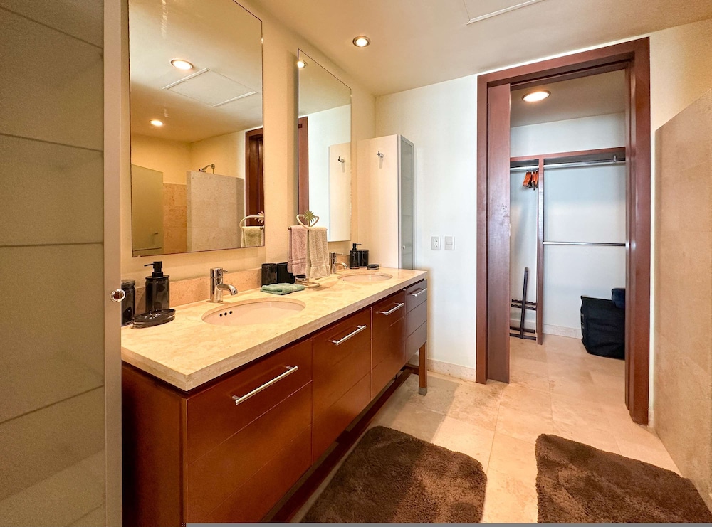 Renovated Beachfront Condo With Private Beach