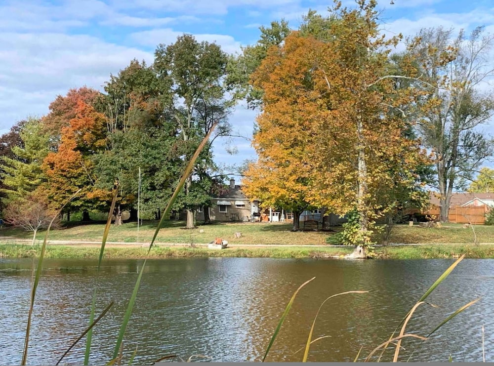 Lakehouse Hot Tub 8 Miles to Downtown On 60 Acres