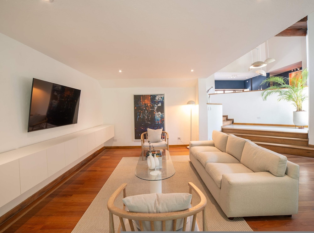 w Incredible 5BR House w Jacuzzi in El Poblado