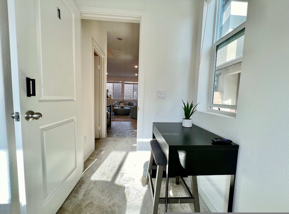 Sunny Stylish Near LA 4BR Home w Desks Lounge