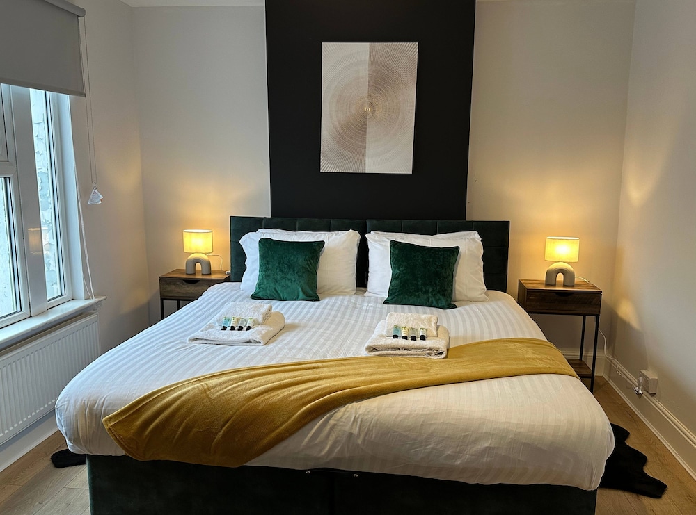 3 bed Chill Glouc With 3 Bedrooms and 1 Bathrooms