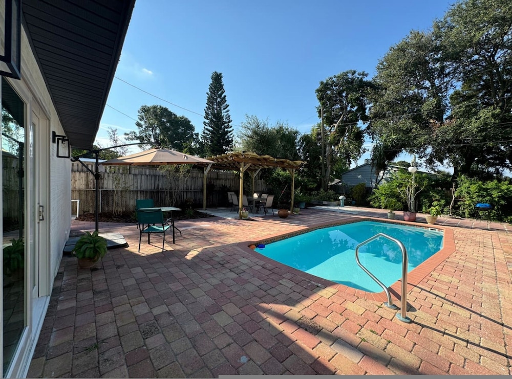 Pool Home in Seminole 5miles to Beach